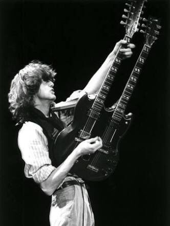 Percaya atau nggak, aku pertama bisa gitaran ngeblues ya diajarin Jimmy Page, thank you so much Sir! Happy Birthday! 