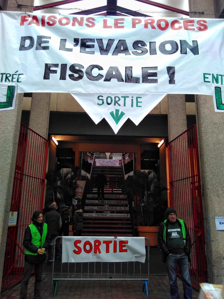 #PourUneChaise, nous sommes mobilisé-e-s aujourd'hui à Dax pour le procès de l'#EvasionFiscale ! alternatiba.eu/2017/01/financ…