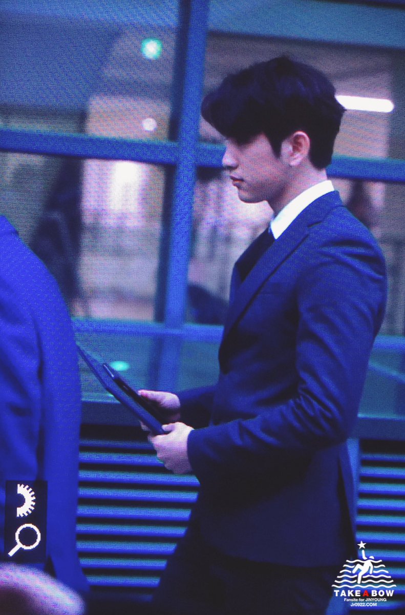 tab940922's tweet photo. 170109 강남구청 위촉식 퇴근 진영❤️
 #GOT7 #갓세븐 #Jinyoung #진영 @jrjyp 박이사님 서류 컨펌 받으러 가는길ㅠㅠㅠㅠㅠ https://t.co/odKhMS9XCD