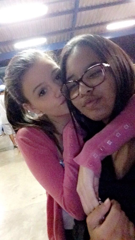 savefeIicity's tweet photo. Queria poder clicar nas fotos e voltar nesse mesmo dia, viver tudo outra vez. Eu amo você e meu coração tá pequenininho de saudade 👭💘 https://t.co/eiu7uXgqqf