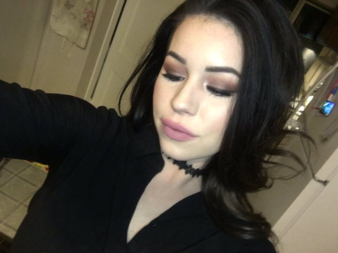 I need to get a lighting kit sooo bad omg. Soft boxes and ring light asap https://t.co/n6q1EuFep2