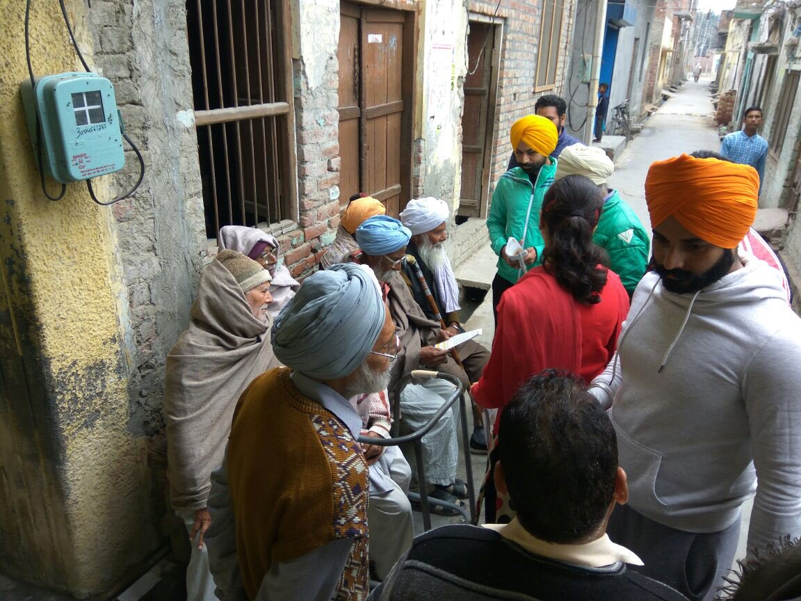 mandeep_manna's tweet photo. @capt_amarinder @punjabpcc @PunjabDaCaptain @Barmer_Harish @VBrarPPCC My wife giving Commitment paper to every house on 8th Jan Verka https://t.co/cAyJDywt38