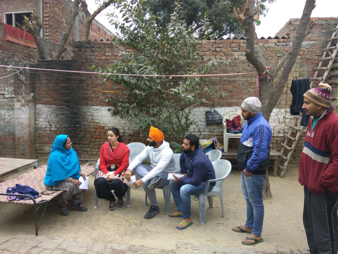 mandeep_manna's tweet photo. @capt_amarinder @punjabpcc @PunjabDaCaptain @Barmer_Harish @VBrarPPCC My wife giving Commitment paper to every house on 8th Jan Verka https://t.co/cAyJDywt38
