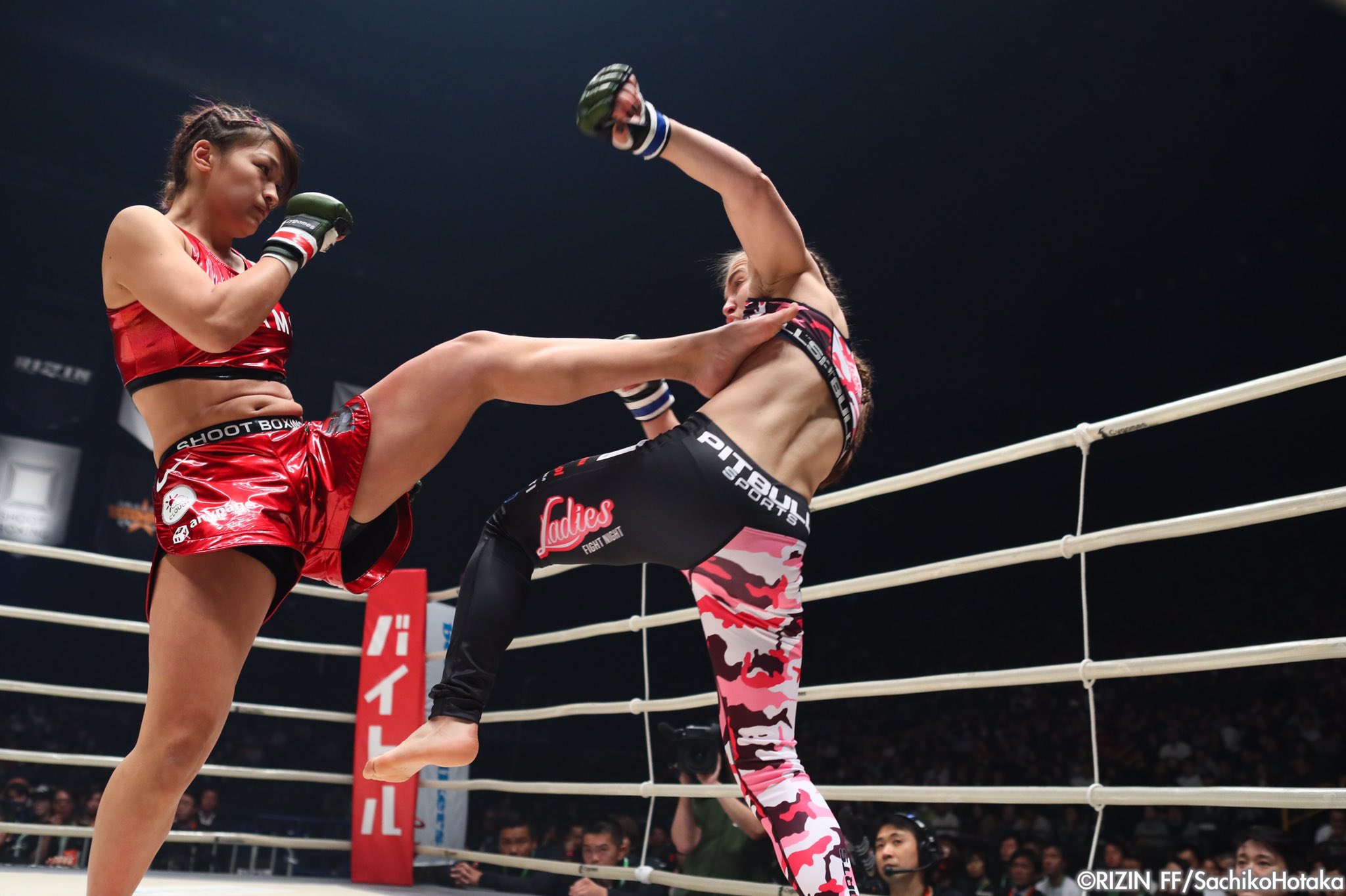 RENA ボクサー RENA 選手が一年前に衝撃のMMAデビューを果たしてからちょうど一年が経ちました。RIZINにおけるRENA 選手の存在感は大会を重ねるたびに増して来ていますね。2017年は、RENAを筆頭に女子格の盛り上がりさらに勢いを増しそうですね ...