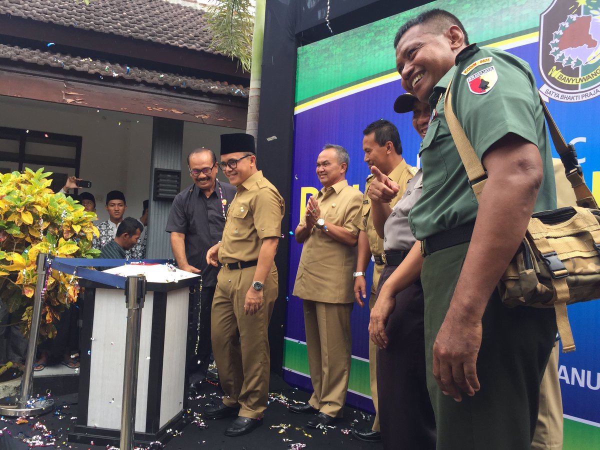 protokolbwi's tweet image. Sirinex sdah nguing pak @a_azwarnas plynan publik kec.blimbngsari siap bkrja maxml.. komit pmrntah 1 bln admnstrsi kpnddkan RAMPUNG👍🏻👍🏻