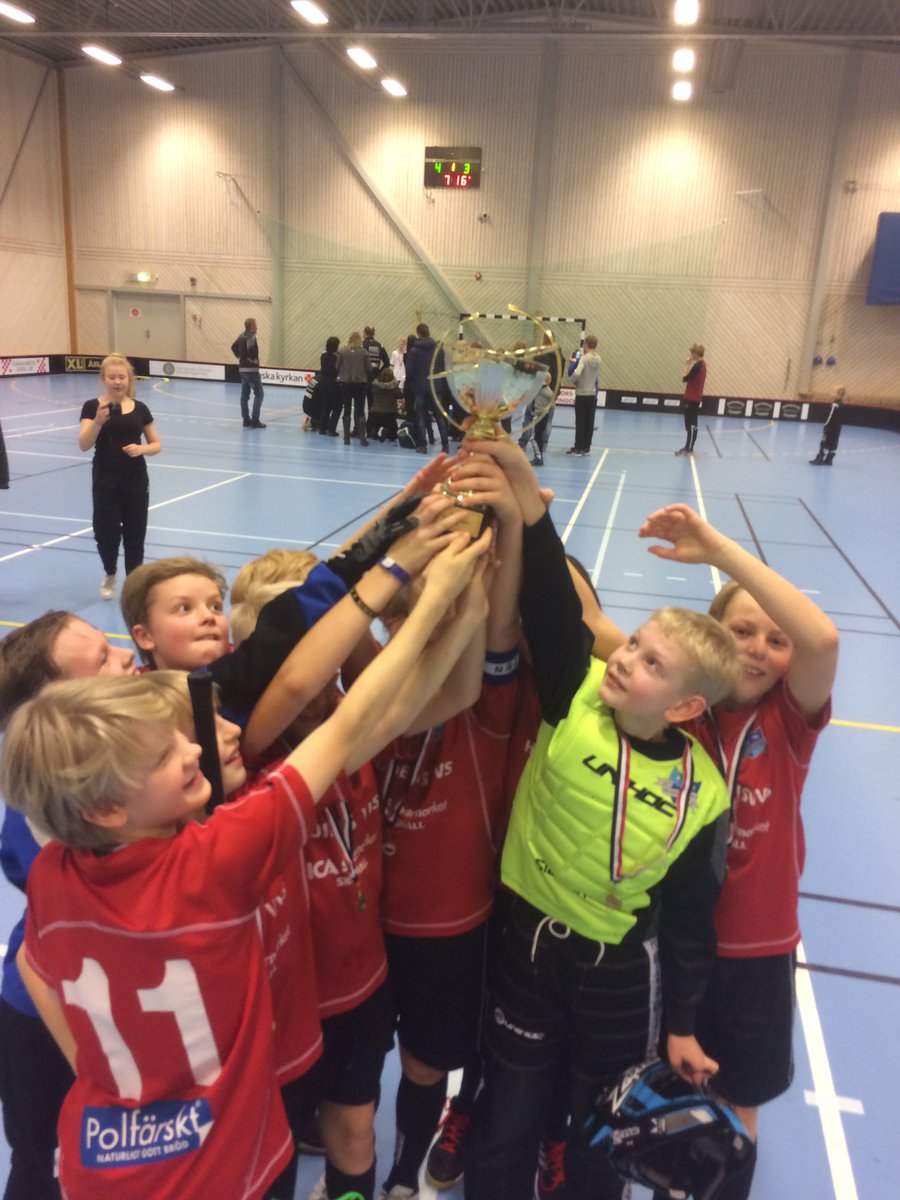 m_jern's tweet image. Tillbringade söndagen i Årjäng genom att coacha ett härligt innebandylag #nordmarkscup #skoghallsibk #p05 #etta