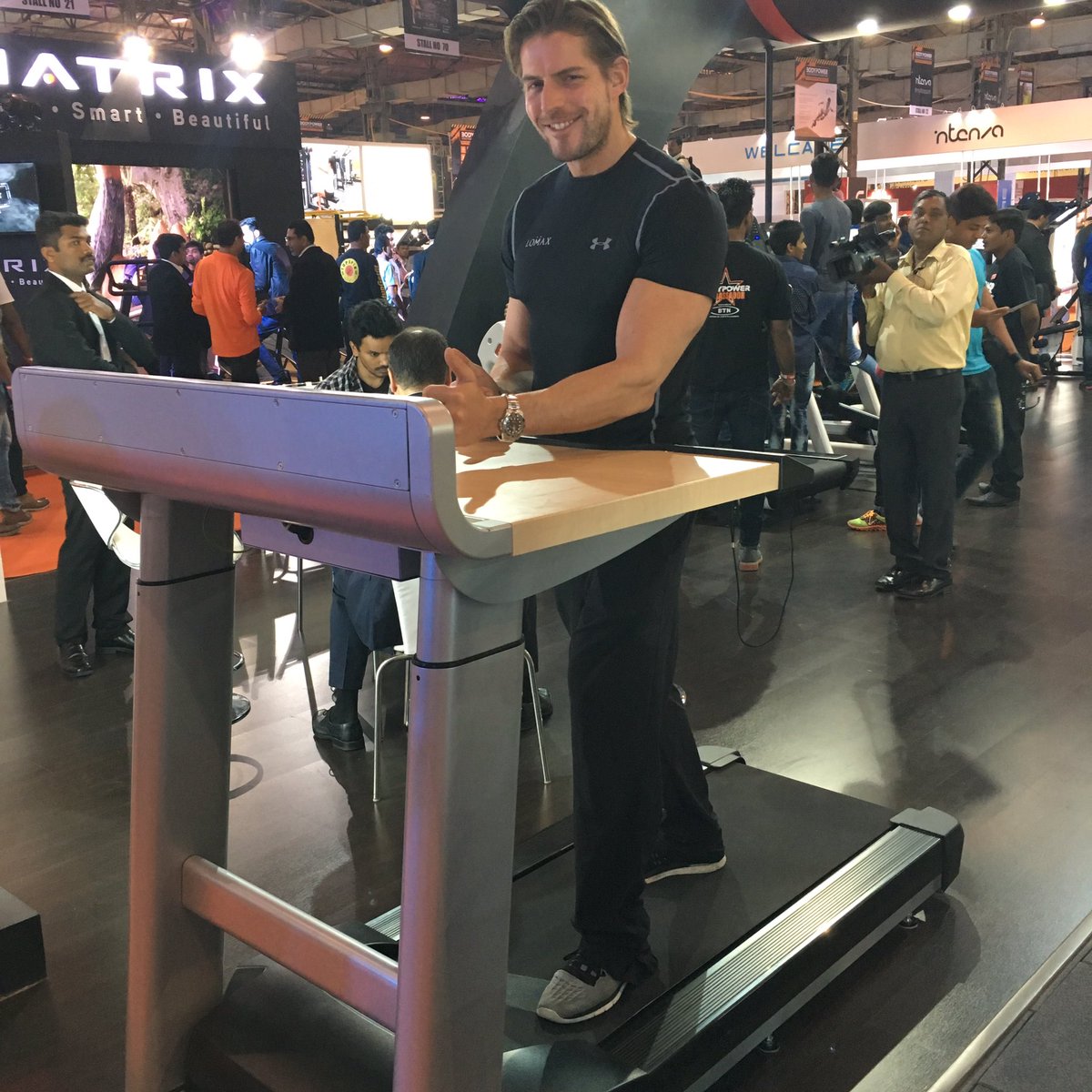jlopt41's tweet image. Check out these treadmill desks @joininmovement - getting some for the #squad @thelomaxway. Have a #productive #Monday #6amclub @6amCLUB