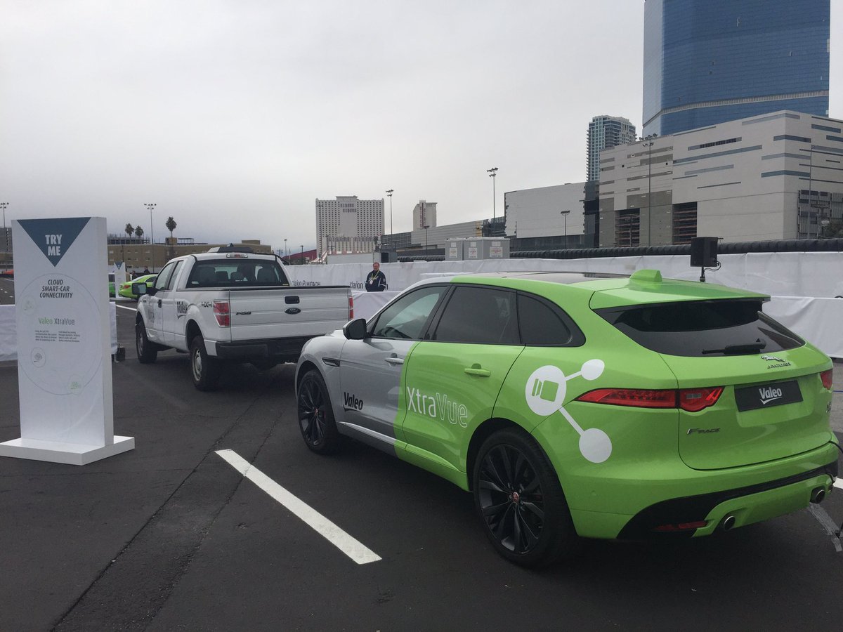 NDattez's tweet photo. Démonstration de connectivité V2V convaincante avec le système XtraVue de Valeo au #CES2017! @pole_moveo https://t.co/MXPusNgHOT