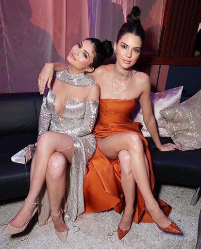 DisneyChannelcc's tweet photo. #KendallJenner and #KylieJenner at #goldenglobes party https://t.co/wKdwj0aACO https://t.co/SOMC909nZ7