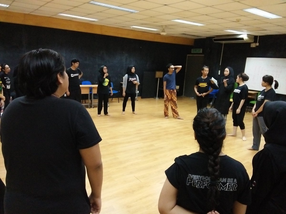 TeaterKerikil's tweet photo. Live Update!  

Rehearsal bersama Pengarah Puan Norzizi Zulkifli 

#DASH17 #TeaterKerikil  #PengurusanIndusriKreatif #Teater #FiTA https://t.co/j6JwRNcl2l