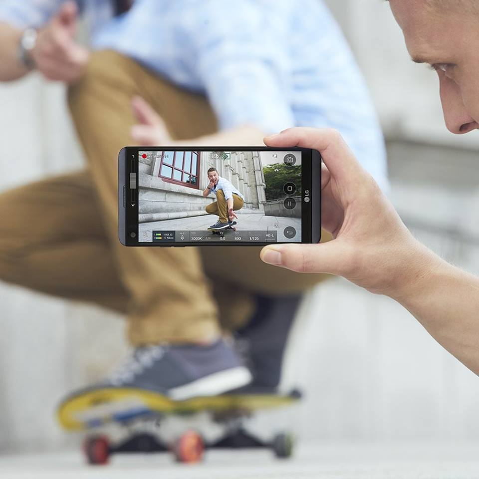 LGmobileDZ's tweet photo. Silence ! Ça tourne ! Découvrez l'expérience vidéo du LG V20 !

#LG #Mobile #V20 https://t.co/G1CXv2KOVL
