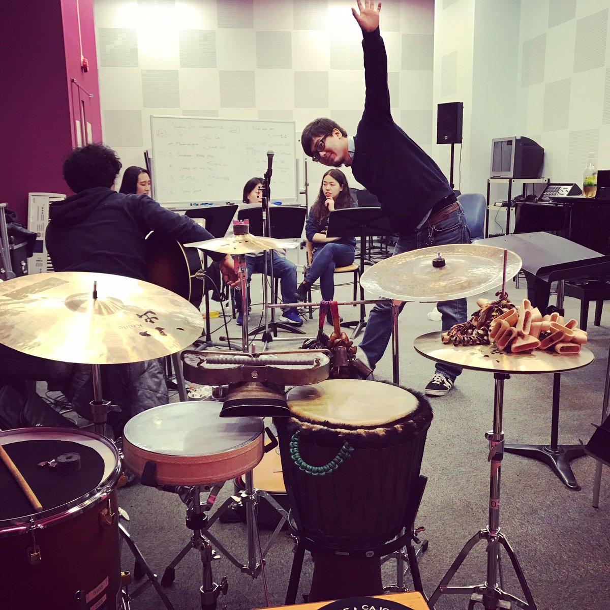 eve_perc_kero's tweet photo. 1/12 Ninasia Liveの最終リハが終わりました。いい感じです！
楽しみ＼＼\\٩( 'ω' )و //／／ https://t.co/yWmjTxeDym
