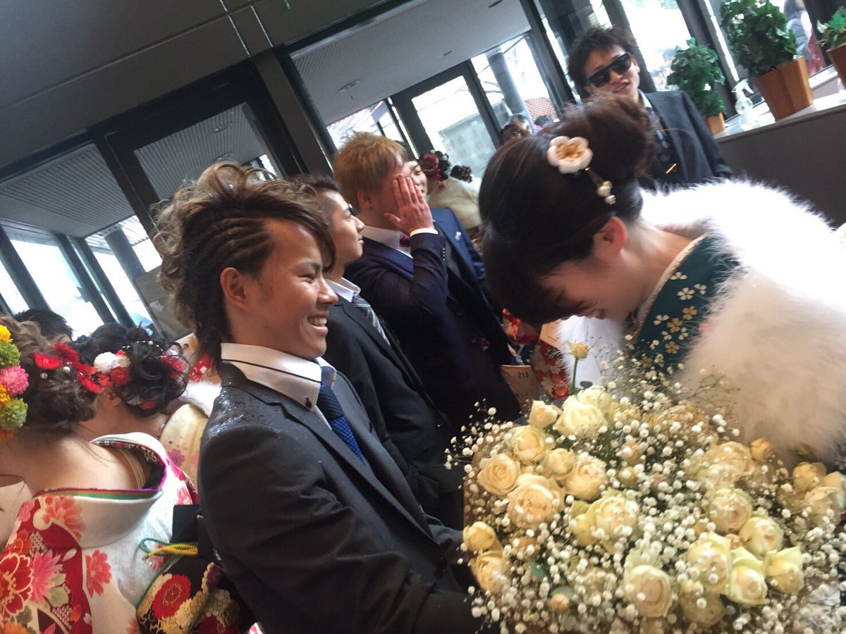 ryokun711's tweet photo. 薔薇の花束渡せました💐
サプライズでしたけど、雨にはやられました☔️
茉央ちゃん成人おめでとう㊗️ https://t.co/wuQ6IbYkGJ
