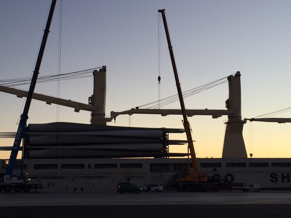 Navire d'éoliennes en provenance de Chine au <a href="/PortdeSete/">Port De Sete</a>,