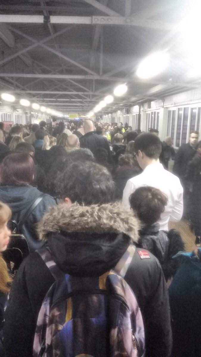 alextillingwine's tweet image. Queues at clapham junction are insane #commuterhell #cattleclass because Mondays aren't bad enough