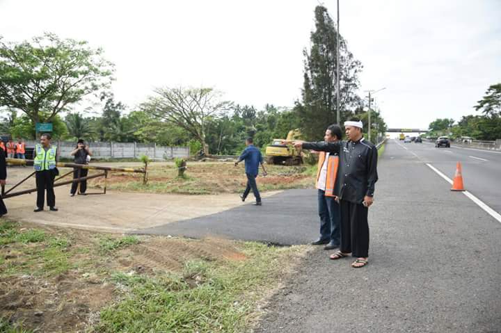 DediMulyadi71's tweet photo. Solusi cepat untuk mengatasi masalah ini adalah dengan cara membuka gerbang darurat di KM 100 Desa Sawit Kecamatan Darangdan. https://t.co/DCpTHH6C7H