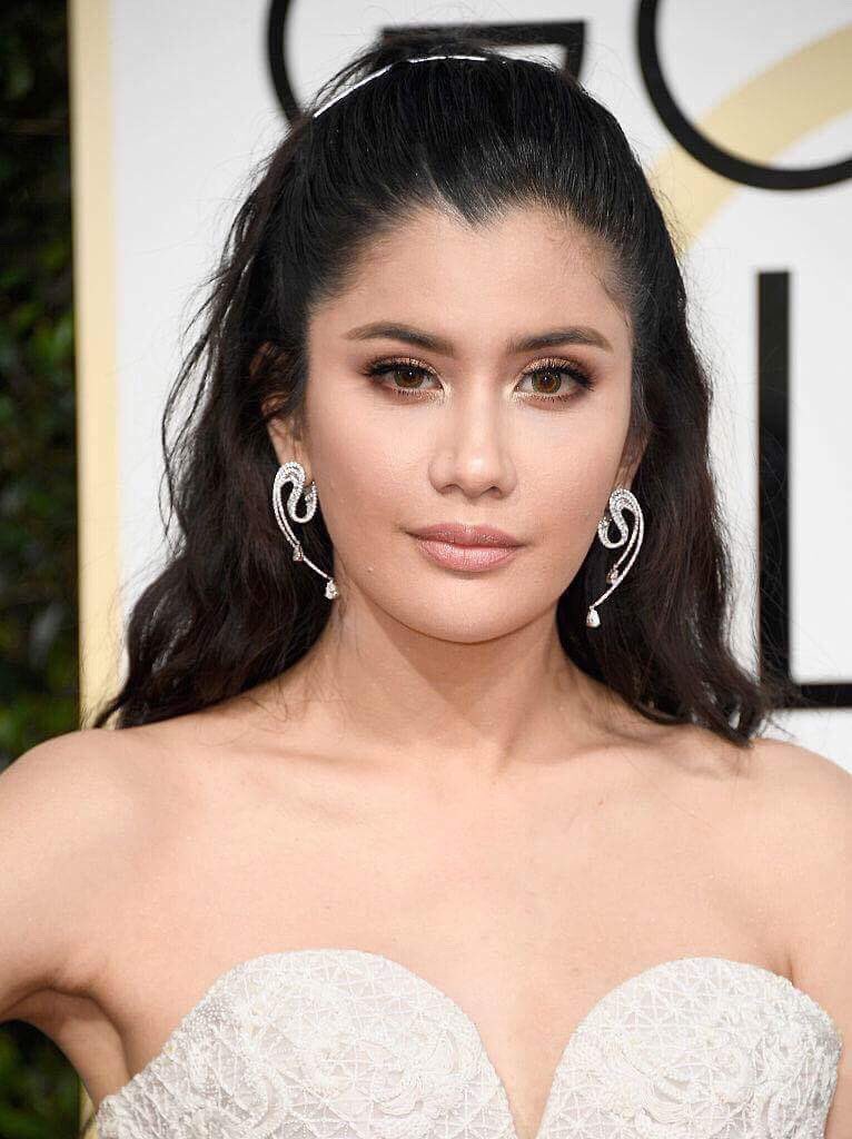 PrayaLundberg_'s tweet photo. ปู ไปรยาเดินพรมแดง Golden Globe Awards 2017 สวยงามมากเลยค่ะ ✨มงลงแม่ 😲💕 https://t.co/ttpEMvLCZo