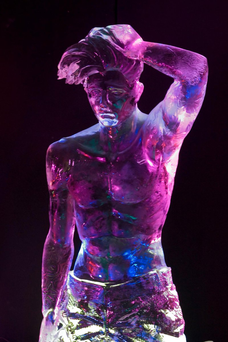 IJsbeelden's tweet photo. What do you mean? Ooh. When you nod your head yes, but you haven't been to the Dutch Ice Sculpture Festival yet? Bieber n more are waiting. https://t.co/vSdZBKOwwX