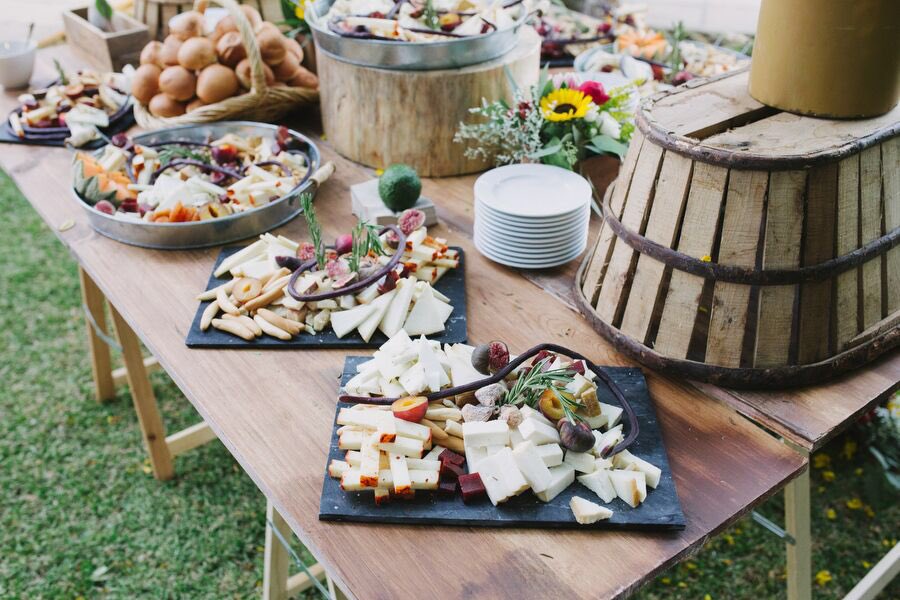 Esta estación de quesos canarios nos la zampábamos ahora mismo, ni dieta, ni lunes, ni enero... 🧀🍷 #lasbodasdedbodas #purelove