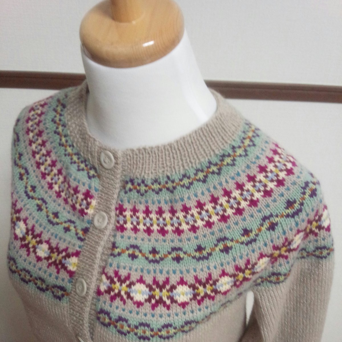 風工房先生の『フェアアイル&ノルディックニット』より、P.7の丸ヨーク