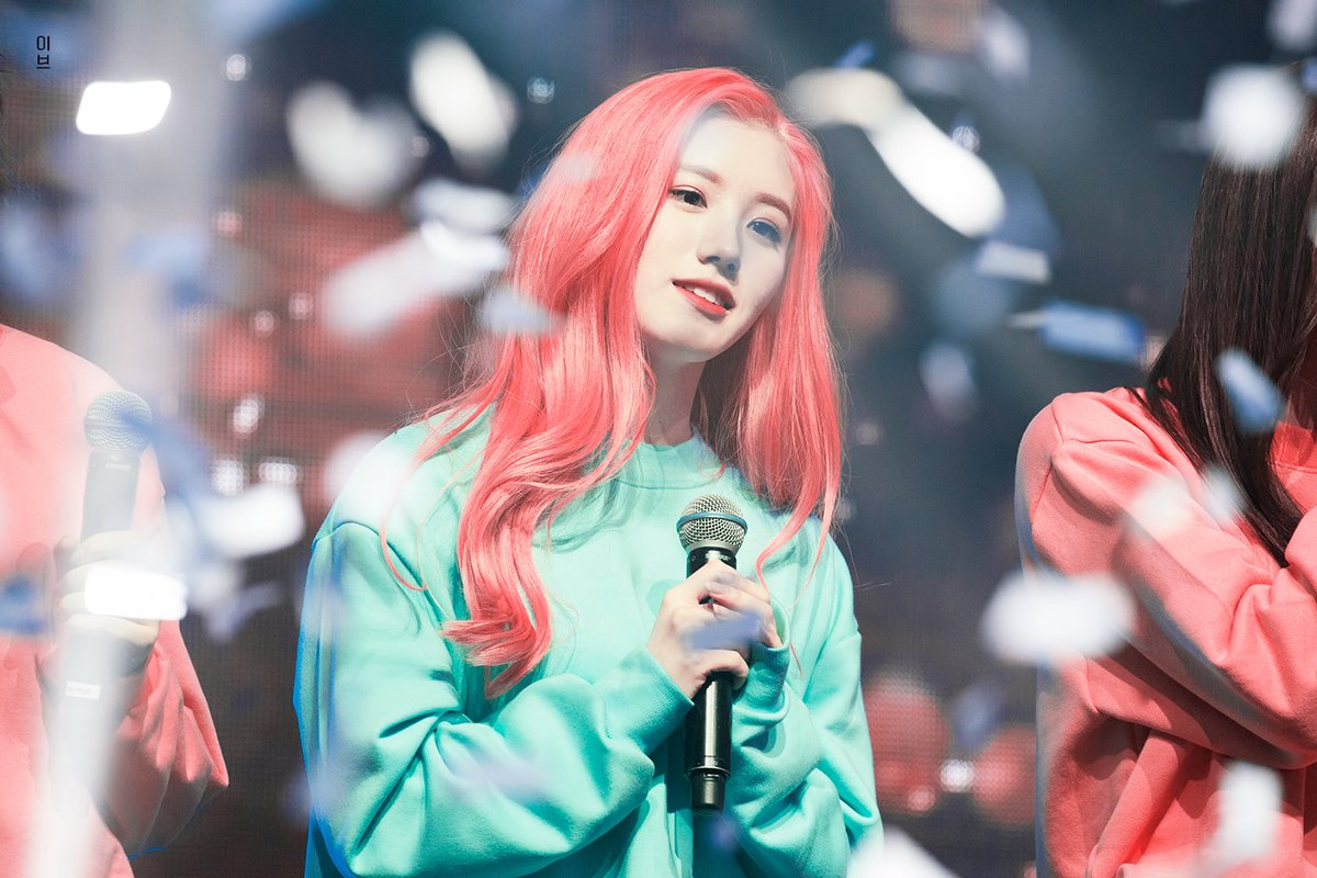 eve_disuse's tweet photo. 170106 BYE&amp;HI CONCERT
#프리스틴 #플레디스걸즈 #박시연 #시연 https://t.co/caJ73Pg5O4
