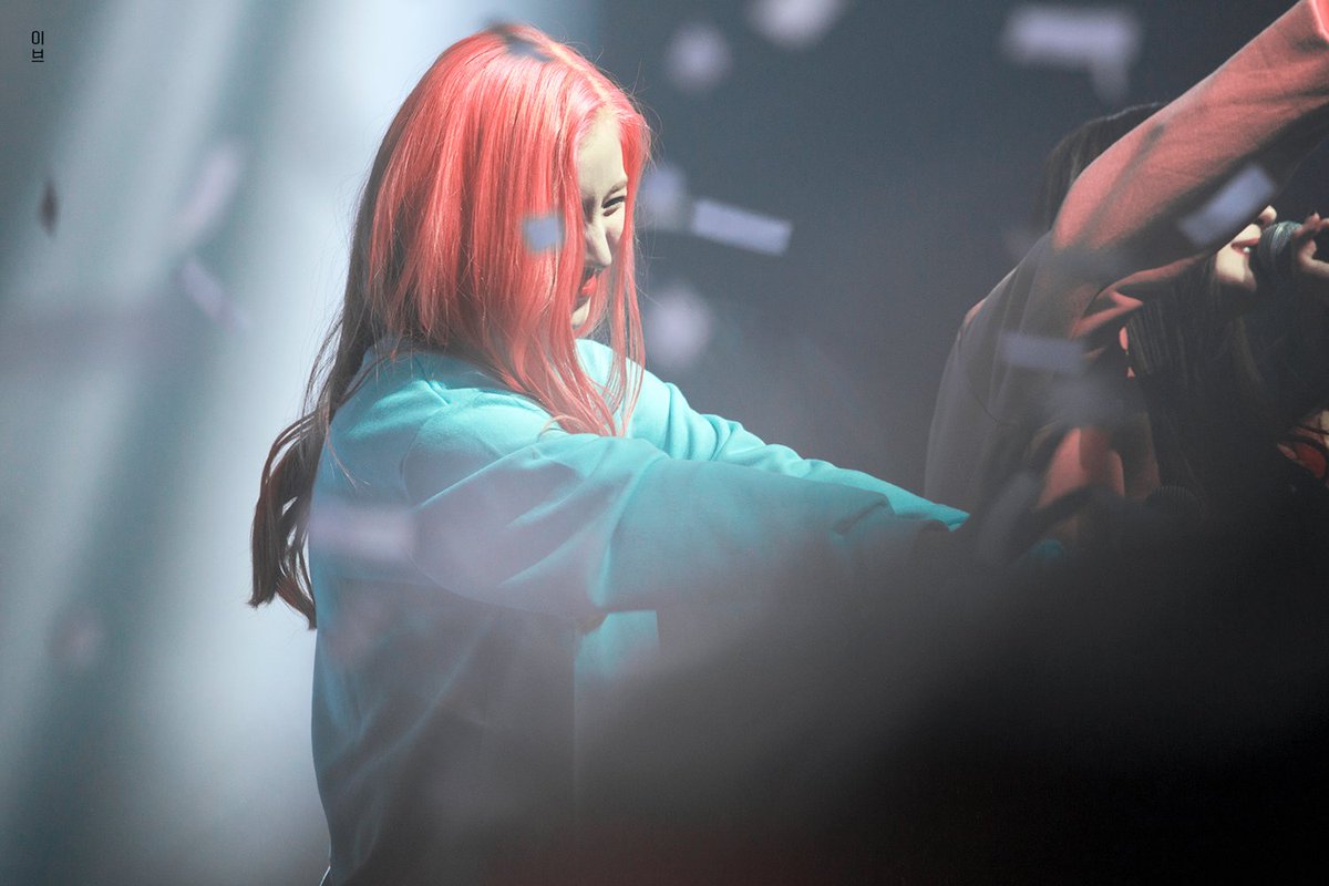 eve_disuse's tweet photo. 170106 BYE&amp;HI CONCERT
#프리스틴 #플레디스걸즈 #박시연 #시연 https://t.co/caJ73Pg5O4