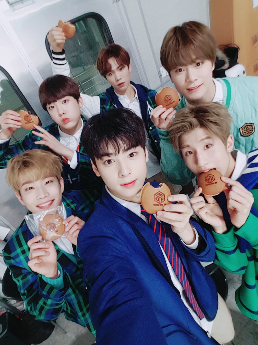 offclASTRO's tweet photo. 뭐하고 있을지 궁금하군....😘
#아스트로 #칸온파이팅 ing~~~ https://t.co/XOUSdPCeMy