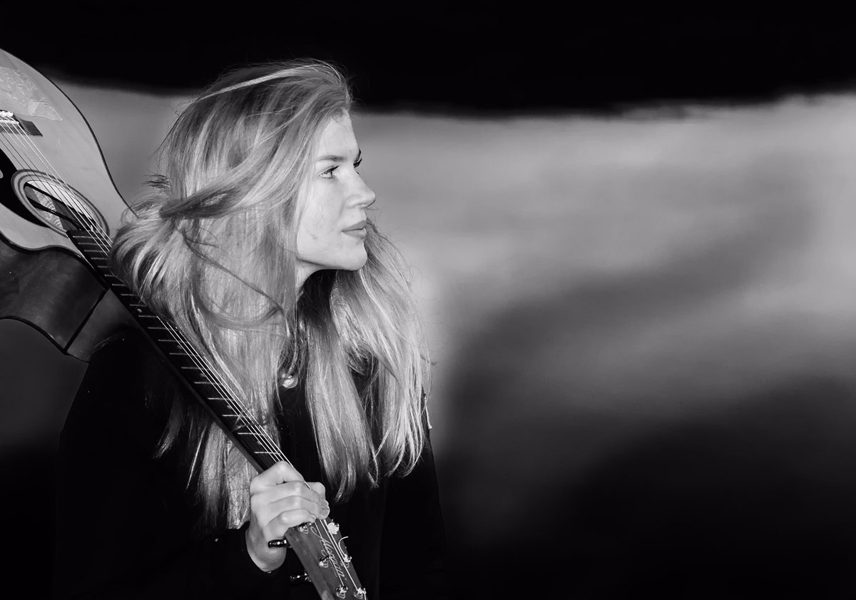 TcCave1's tweet photo. Guitar girl. https://t.co/QODLfd4I33 . #guitar #girl #portraitphotography #photography #photoshop #photo #fotograf #fotoart #photoart #nikon https://t.co/QjHIEYbWzA