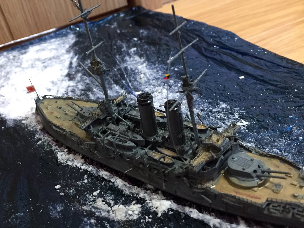kaitoshogunn's tweet photo. #艦船模型 #ハセガワ
皇国ノ興廃此ノ一戦ニ在リ。各員一層奮励努力セヨ
とのZ旗をかかげて日本海海戦に臨んだ艦、戦艦三笠完成です！
初めて前弩級艦、洋上ジオラマを作りました！洋上ジオラマは、あの有名なトウゴウターンをイメージして作りました！かなり苦戦しましたが完成出来てよかっです https://t.co/Wr8BPdoBf1