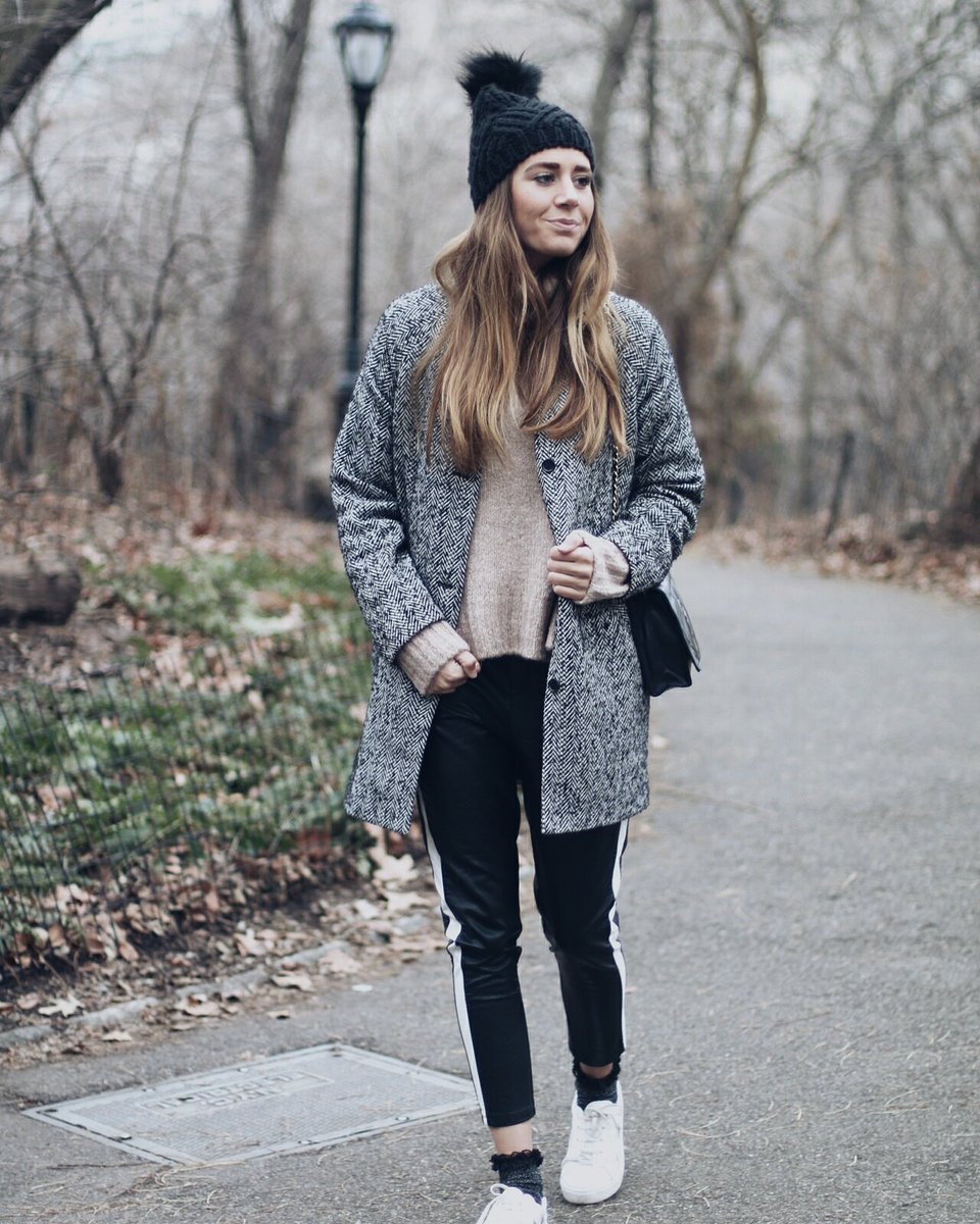 there is a new look on the blog; what to wear when you're going for a stroll through the park.🍂🍃🐿🍁 (link in bio)
#fashion #blogger #newyork