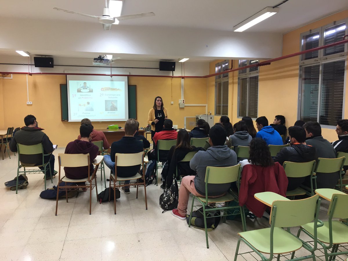 mariafoldist's tweet photo. Q mejor manera de empezar el año con @NievesVillena en el taller #CANVAS de @PalmaActiva en @iessonrullan https://t.co/PTU1fEqChM