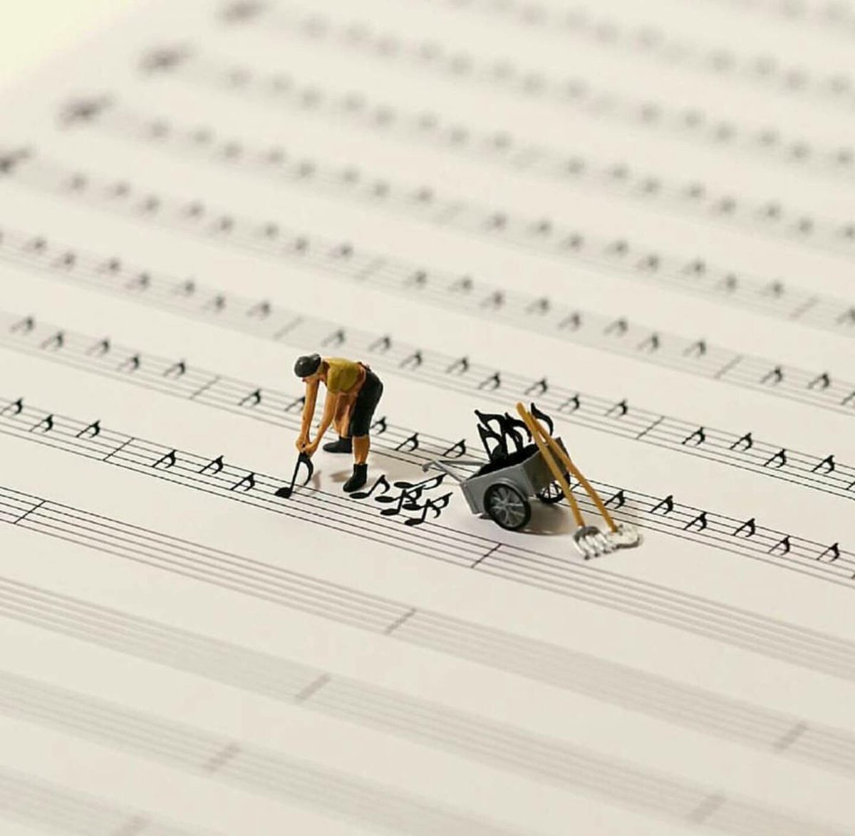 solotuition's tweet photo. How great is the picture! We love it. #MondayMotivation #backtowork #backtoschool #music #art #musiclessons https://t.co/oiJ89DK2n2