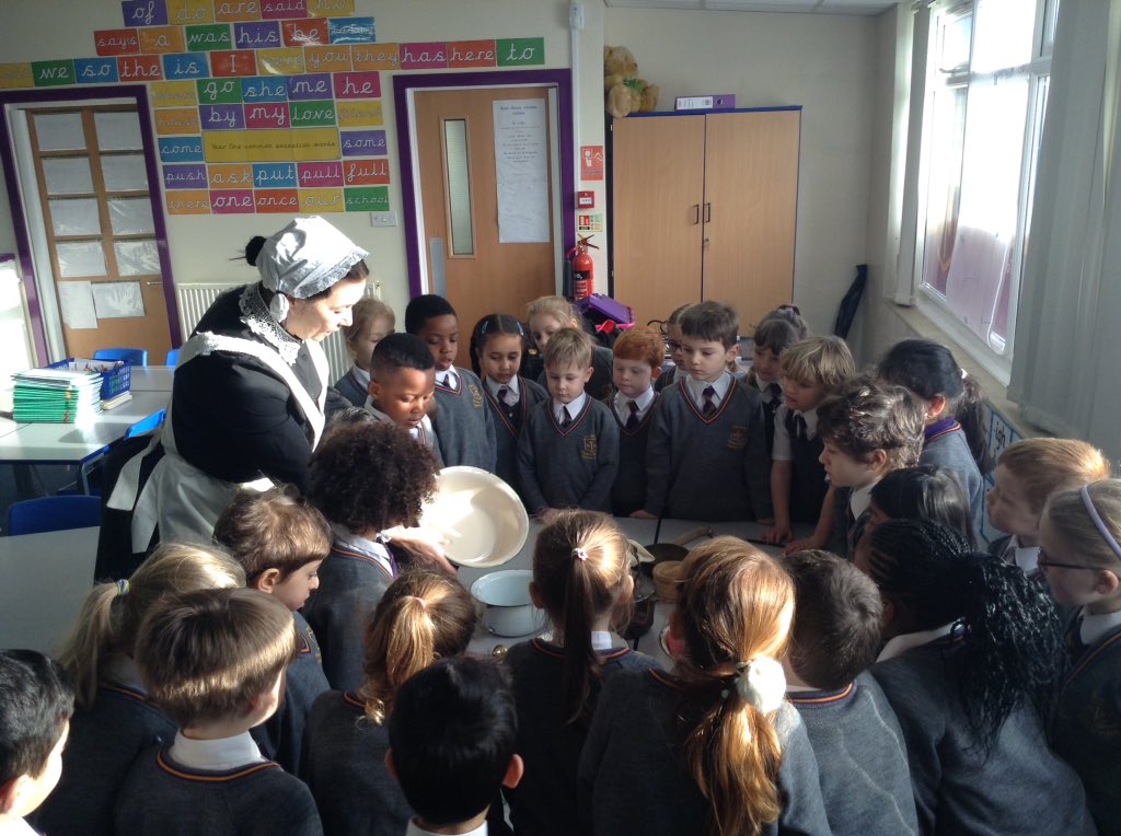 HolyNameLeeds's tweet photo. Year 1 are getting a hands on look at what kind of equipment Florence and her nurses would have used in Scutari #realhistoryalive https://t.co/qTdsP60gdM