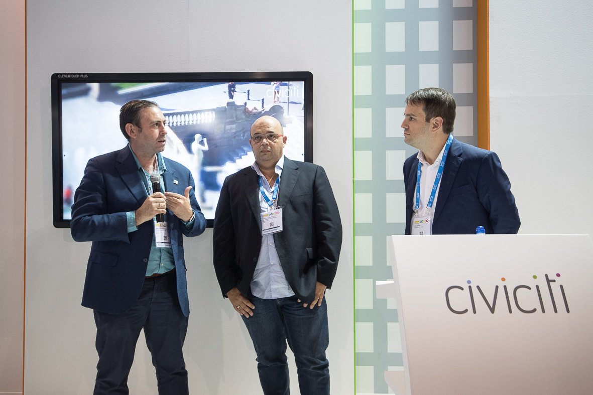 "En el <a href="/AyuntamientoJUN/">Ayuntamiento de Jun</a> tiene <a href="/twitter/">Twitter</a> hasta la maquina barredora" para para comunicarse con los vecinos, pronto también #Civiciti.