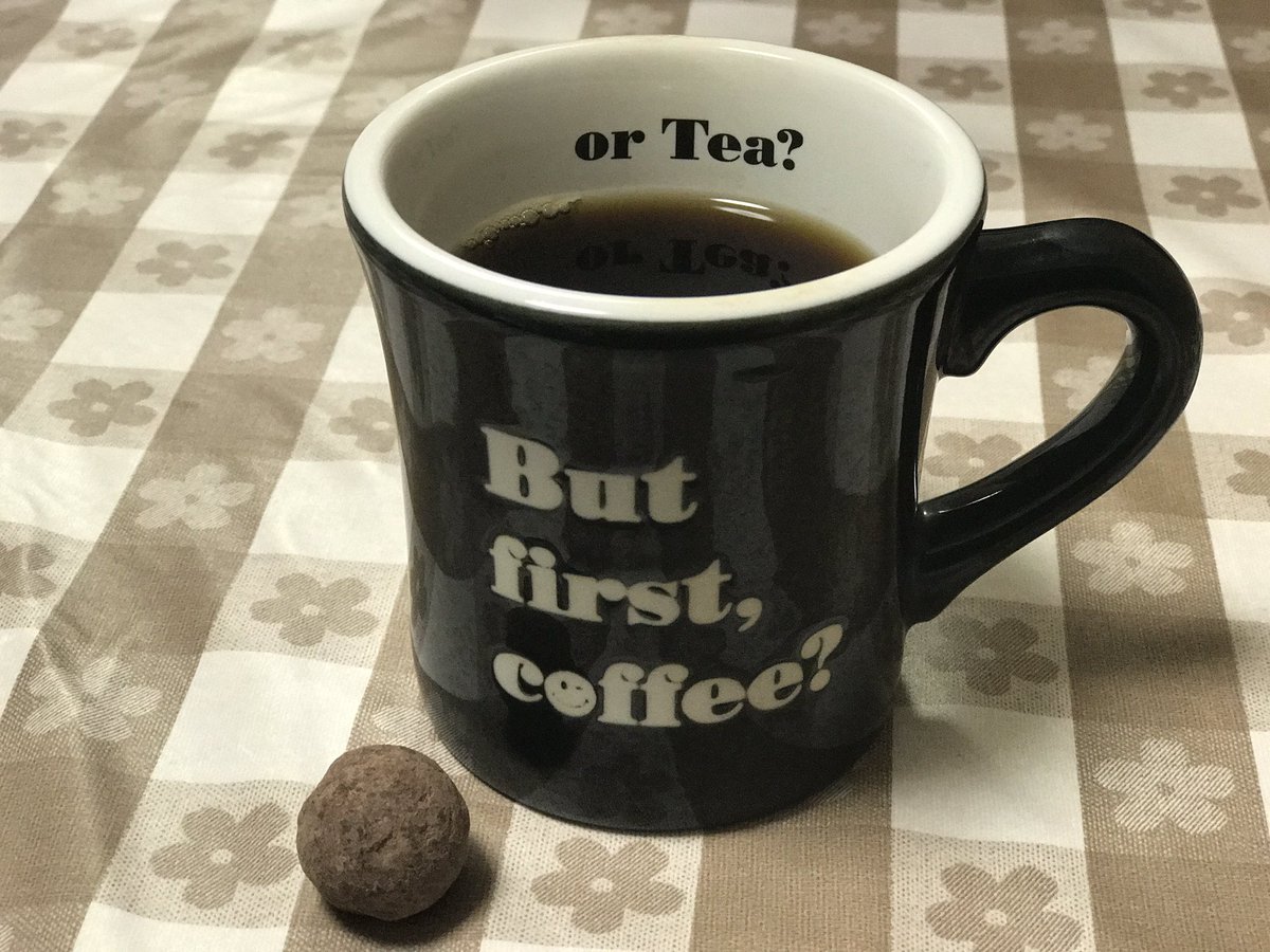 1_kikix's tweet photo. Happiness is a cup of coffee with a chocolate❗️ https://t.co/443yBFPggC