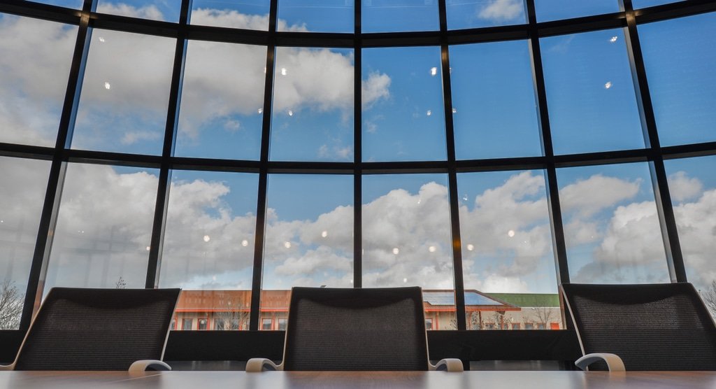 Een luxe vergaderzaal nodig? Reserveer Boardroom Dalton in #harderwijk. Centraal gelegen en gratis parkeren devergaderstoel.nl