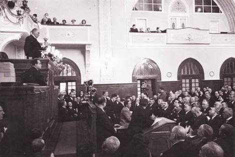 Hiç bir güç Meclis'i prangalayamaz! Sayın vekiller kendinizi prangalamayınız.. Millet Meclis'inin prangalarını çözer ama kalır sizinkiler..