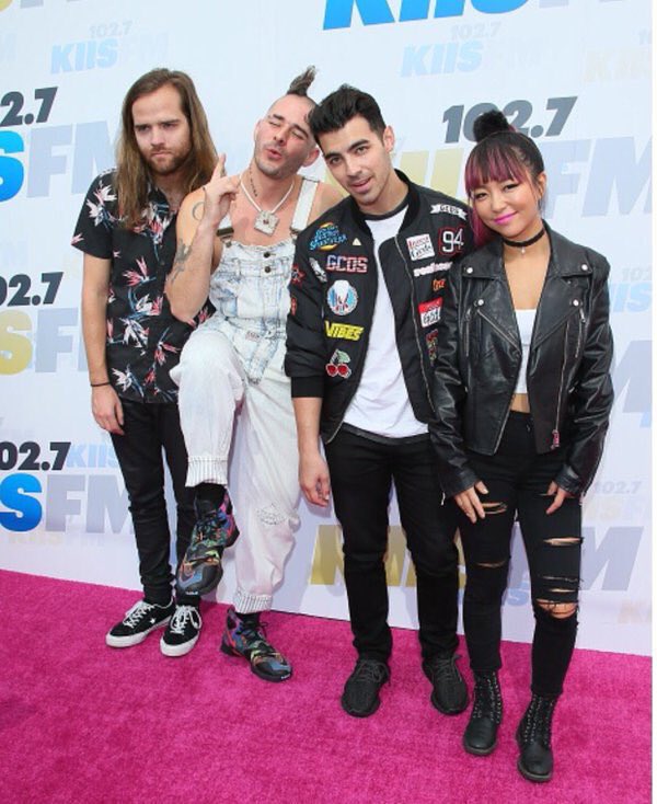 ROLLERJERSEY's tweet photo. #bestduogroupoftheyear #duogroup #DNCE #iheartAwards @DNCE https://t.co/WXHnCCEl3i