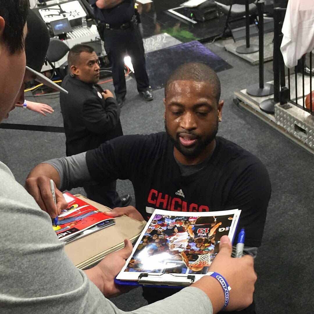 UncleKiunic's tweet photo. 1 RT = 1 VOTE

So kind Dwyane Wade

#NBAVOTE @DwyaneWade https://t.co/rHdQHSIdr8