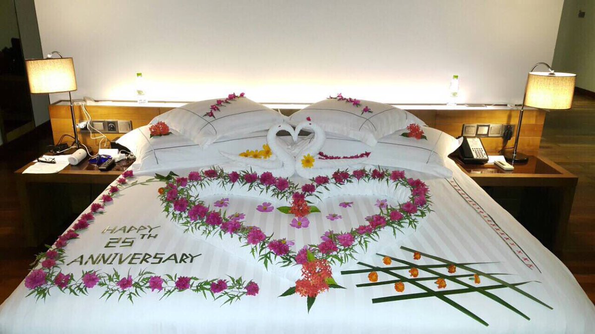 Featured image of post Anniversary Bed Decoration - Best anniversary room decoration ideas.