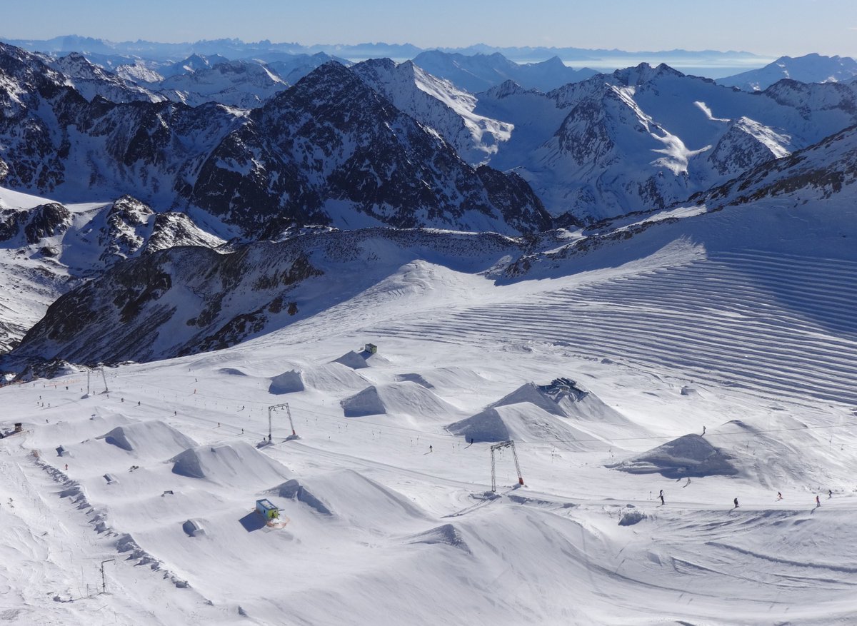 Fulpmes_ski's tweet image. Want to have fun in the Snow Park? The #Stubai glacier has kickers for even the bravest #ParkRat