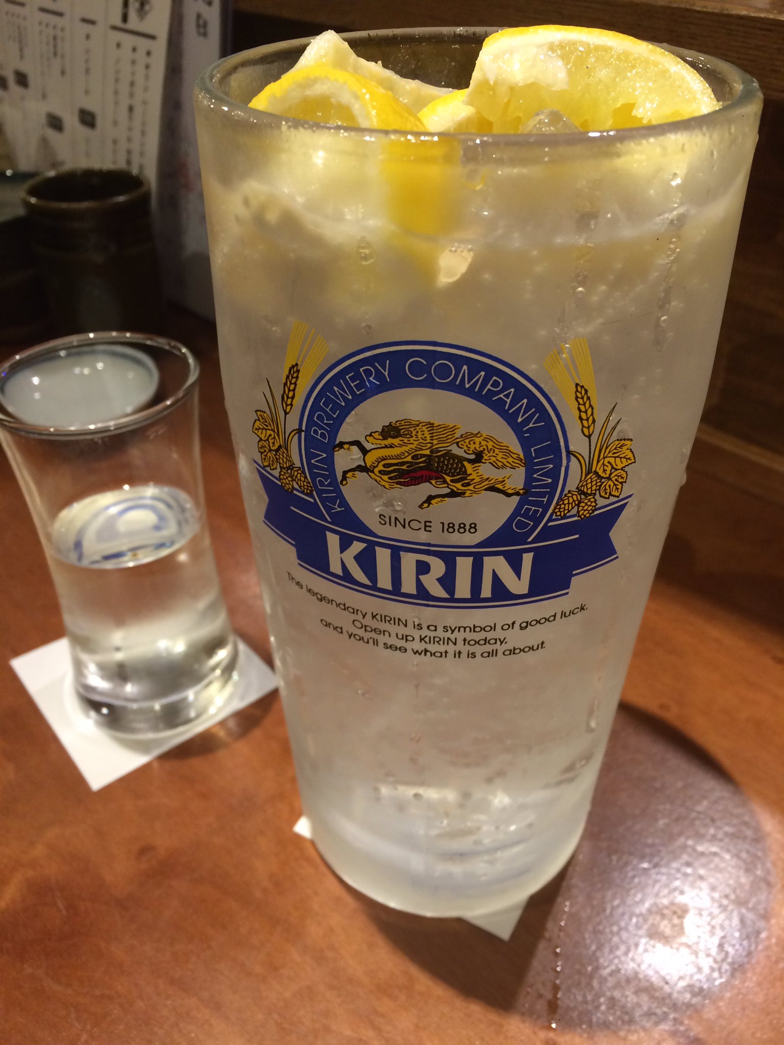 アーバンおじさん レモンサワーのメガジョッキ 横は150mlのグラス レモンサワー 居酒屋 魚のタナ T Co Pvgqvz4dsh Twitter
