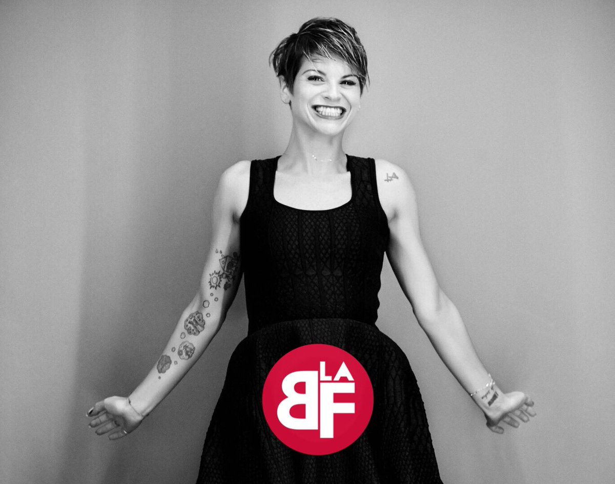 labigfamily's tweet photo. E' ufficiale: @AmorosoOF e' l'artista donna che ha venduto piu' dischi nel 2016! 👑❤#VivereAColori @FIMI_IT https://t.co/rw8LKC6lAc