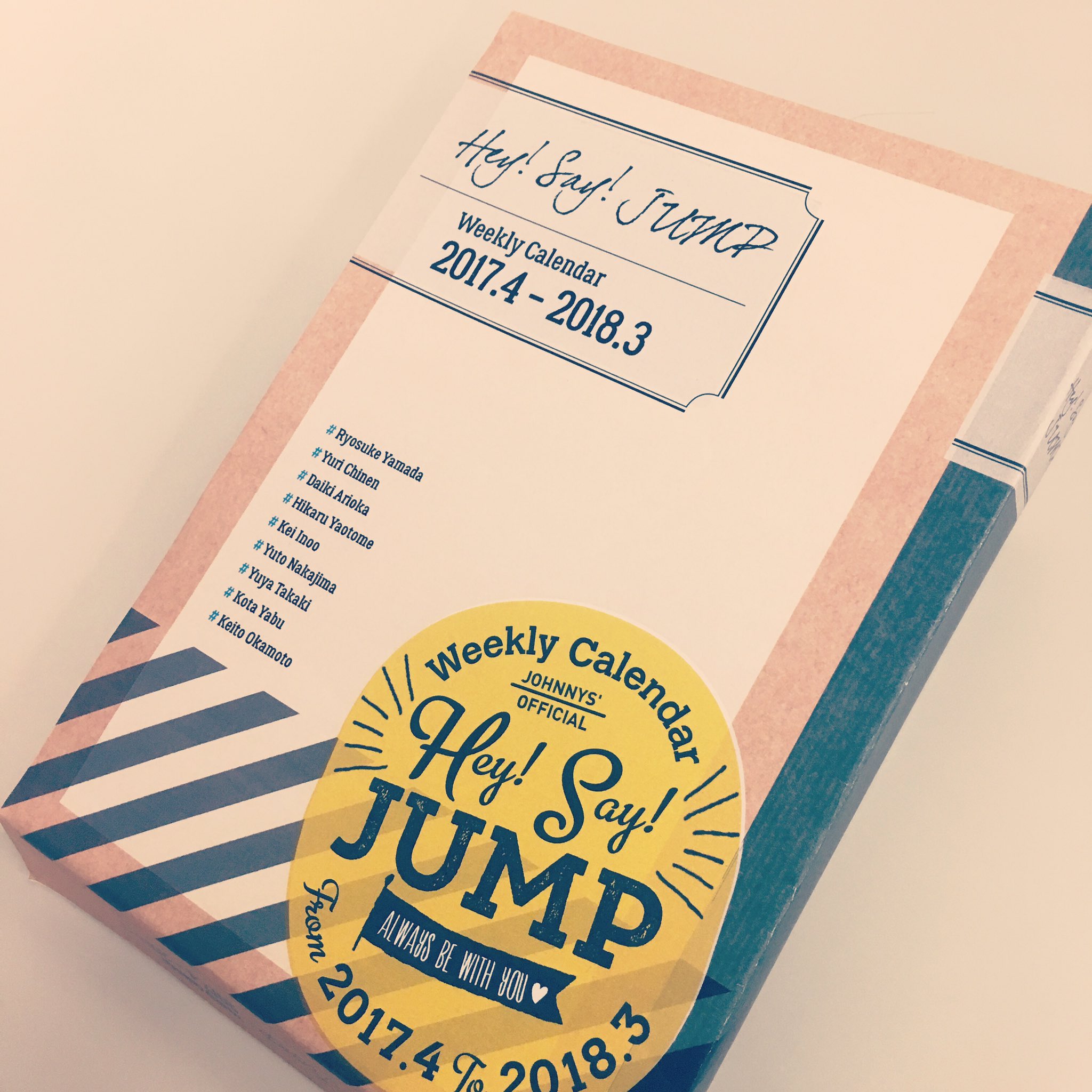 With編集部さんはtwitterを使っています Hey Say Jump オフィシャル カレンダー 予約締切間近 ダブルa面のウィークリー カレンダーは 飾りやすいb6版 全56枚112面の豪華さです カードを収納するオリジナルboxもおしゃれ クリアスタンド付きです 内容に