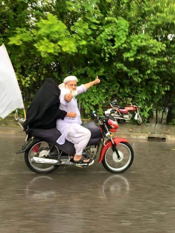 Arshadjoiya3M's tweet photo. #Saari Umer Kar K Barbad #IShiQ Ki LaZaT ChaKh Li_*
-
Uss Ni Bhi #BurQaa PeHan Liya HuM Ni Bhi #Daari RaKh Li_ ;( 😉😉😉
#لفظ_بولتےہیں https://t.co/I78KpS21hV
