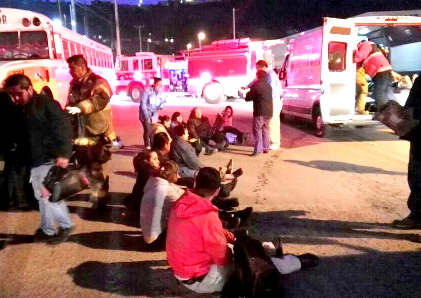 POLICÍAS Y BOMBEROS atienden accidente con lesionados en bulevar Héctor Terán. Se exhorta a conducir con precaución. Emergencias al 9-1-1.