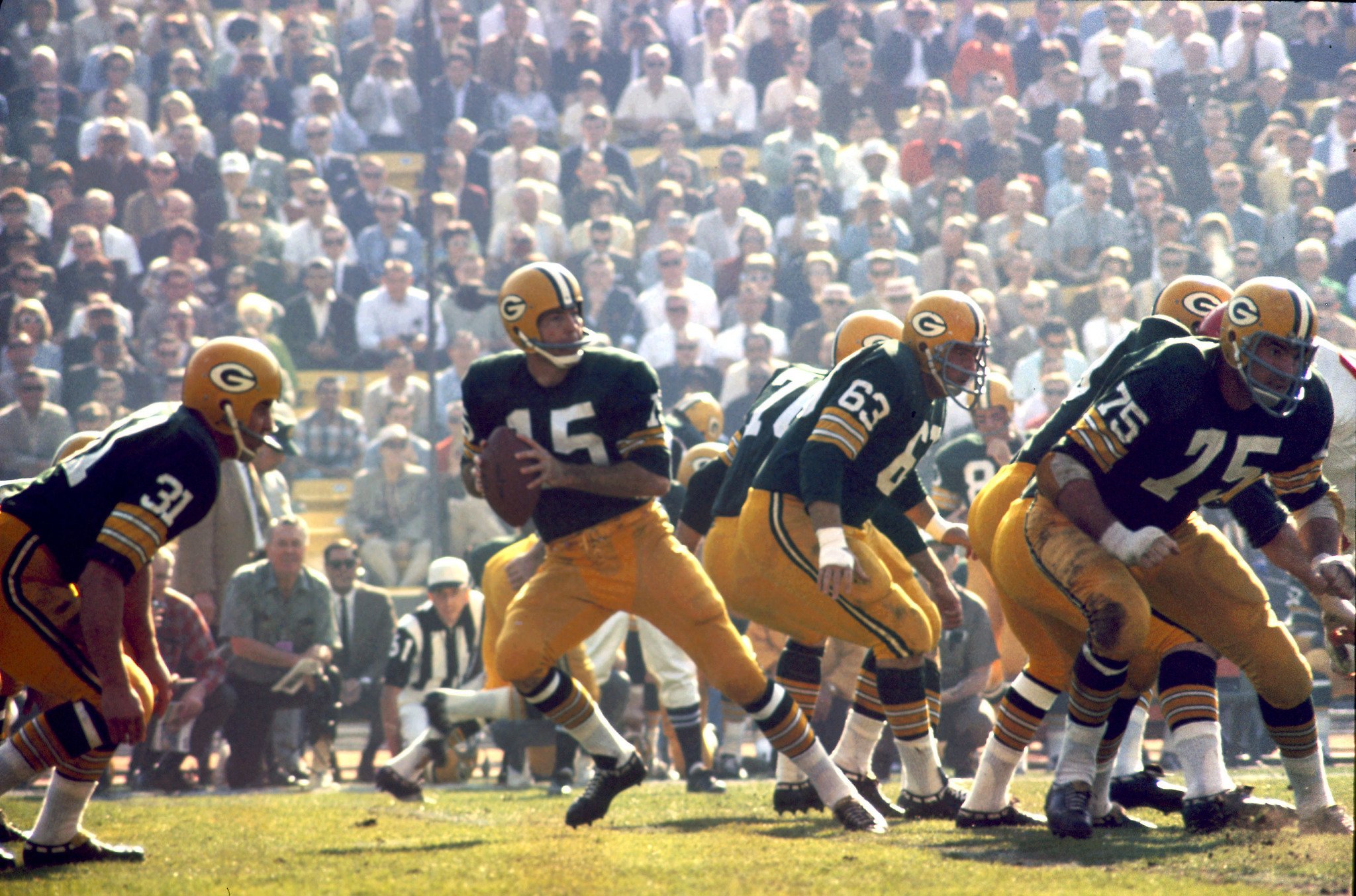 Happy 83rd birthday to the Hall of Fame QB Bart Starr! 