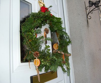 reiver_design's tweet photo. My Christmas wreath survived #StormConor and #StormBarbara and I think I can salvage the pine cones, cinnamon and willow ring for 2017 👏 https://t.co/fJMfVx4tLr