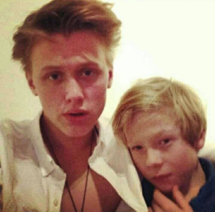 HenrikHolmPL's tweet photo. Niewidziane zdjęcie z młodszym bratem Mathiasem! https://t.co/7fKvnAx9uL