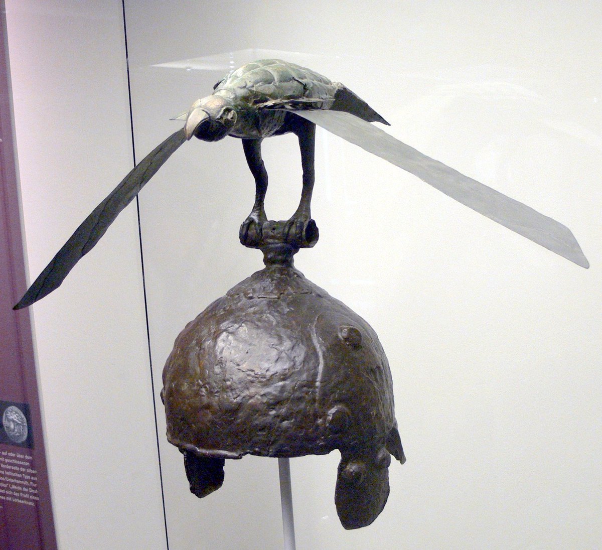 Casco con cimera que representa un cuervo en bronce. Hallado en la tumba de  un jefe celta en Ciumesti, actual Rumanía., image size:1200x1096